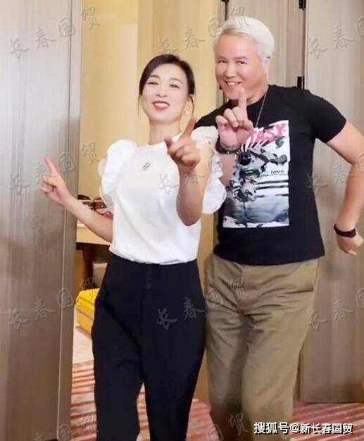 舞姿|张庭夫妇同框跳舞画面曝光,61岁老公扭腰晃胯妖娆抢镜