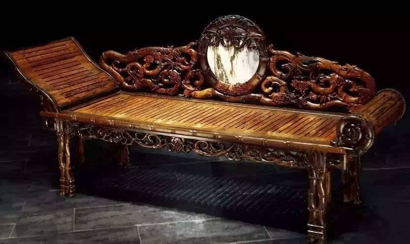 中式贵妃榻,由实木打造,质感高级,但硬度较高,不太适合追求柔软质感的