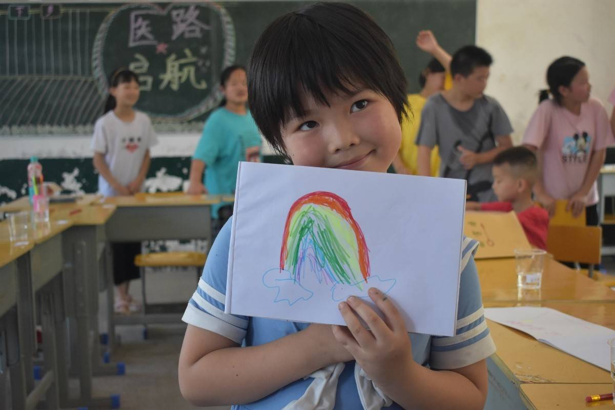 图为孩子展示的绘画的成果 摄 庹春艳图为支教组老师画的黑板报 摄 祝