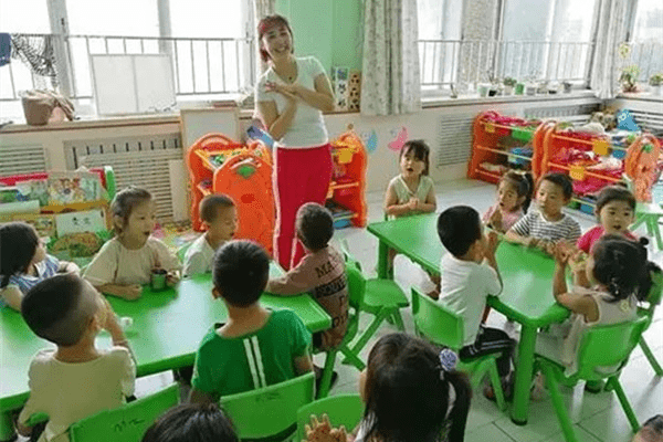 带着|孩子到幼儿园又哭又闹，家长连哄带骗，不如提前做好这些准备