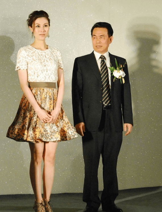 魅力|李嘉欣亮片连衣裙配黑丝袜成熟优雅，气质稳赢