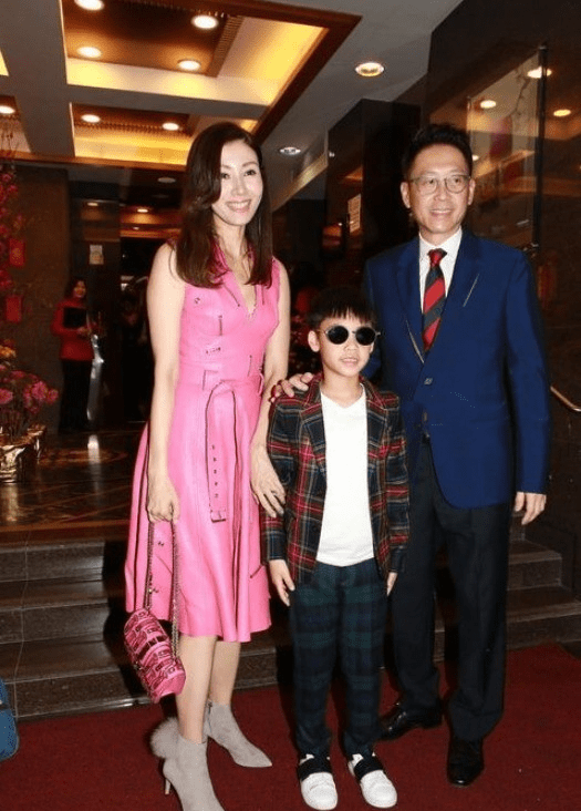魅力|李嘉欣亮片连衣裙配黑丝袜成熟优雅，气质稳赢