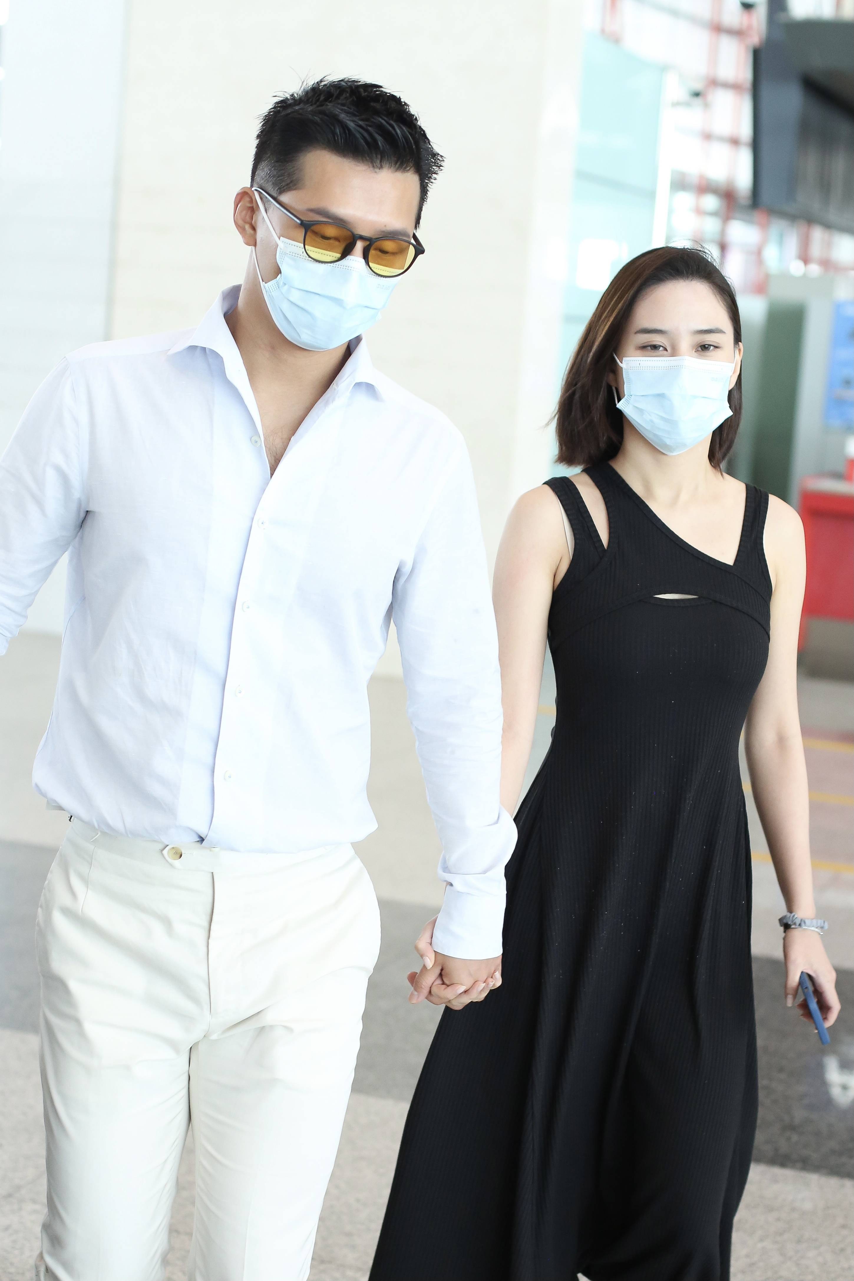 何超莲眼神锁定窦骁现"望夫眼" 机场恩爱牵手