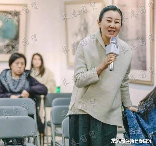 活动|孙楠妻子潘蔚近照曝光，素颜露面衣着朴素，为人十分低调