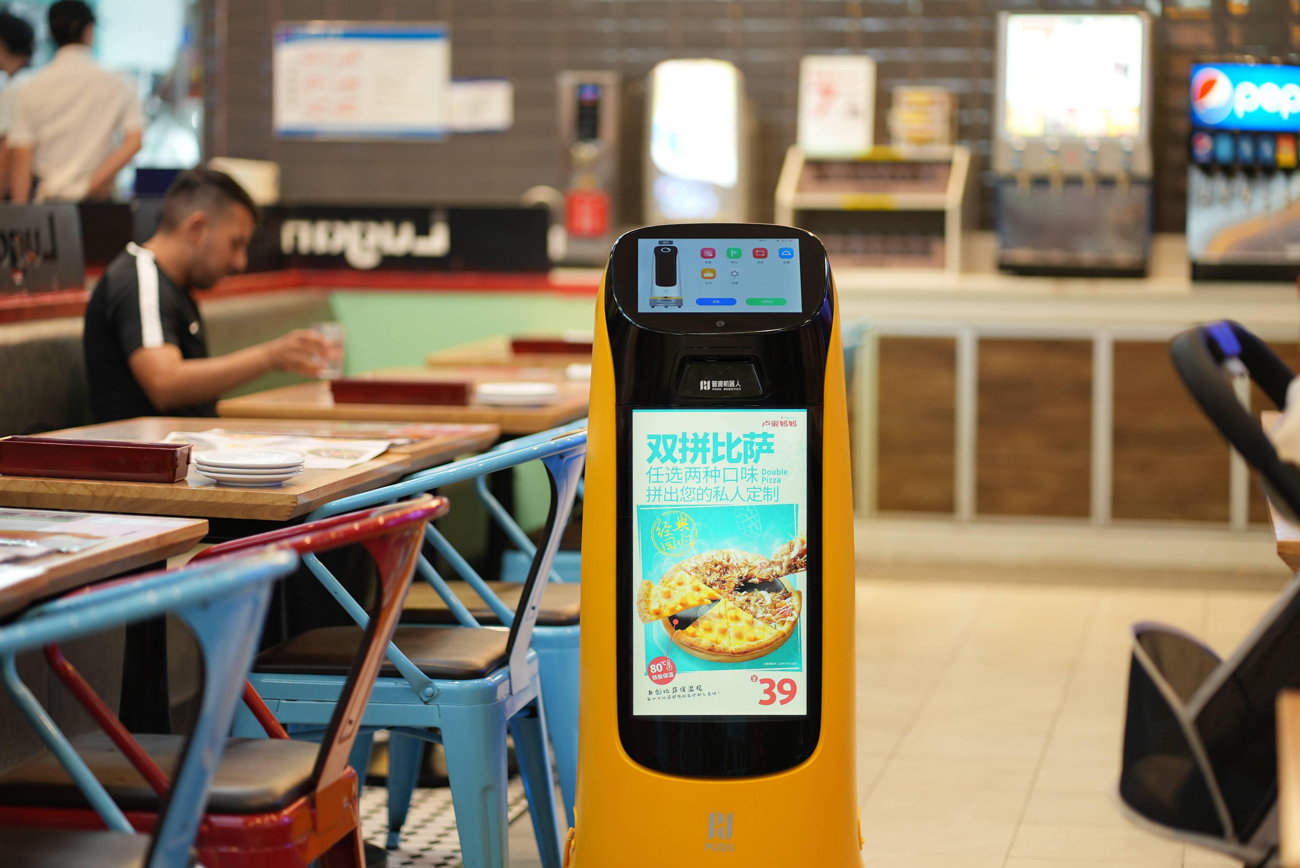 普渡餐饮智能机器人"葫芦"入驻卢家妈妈