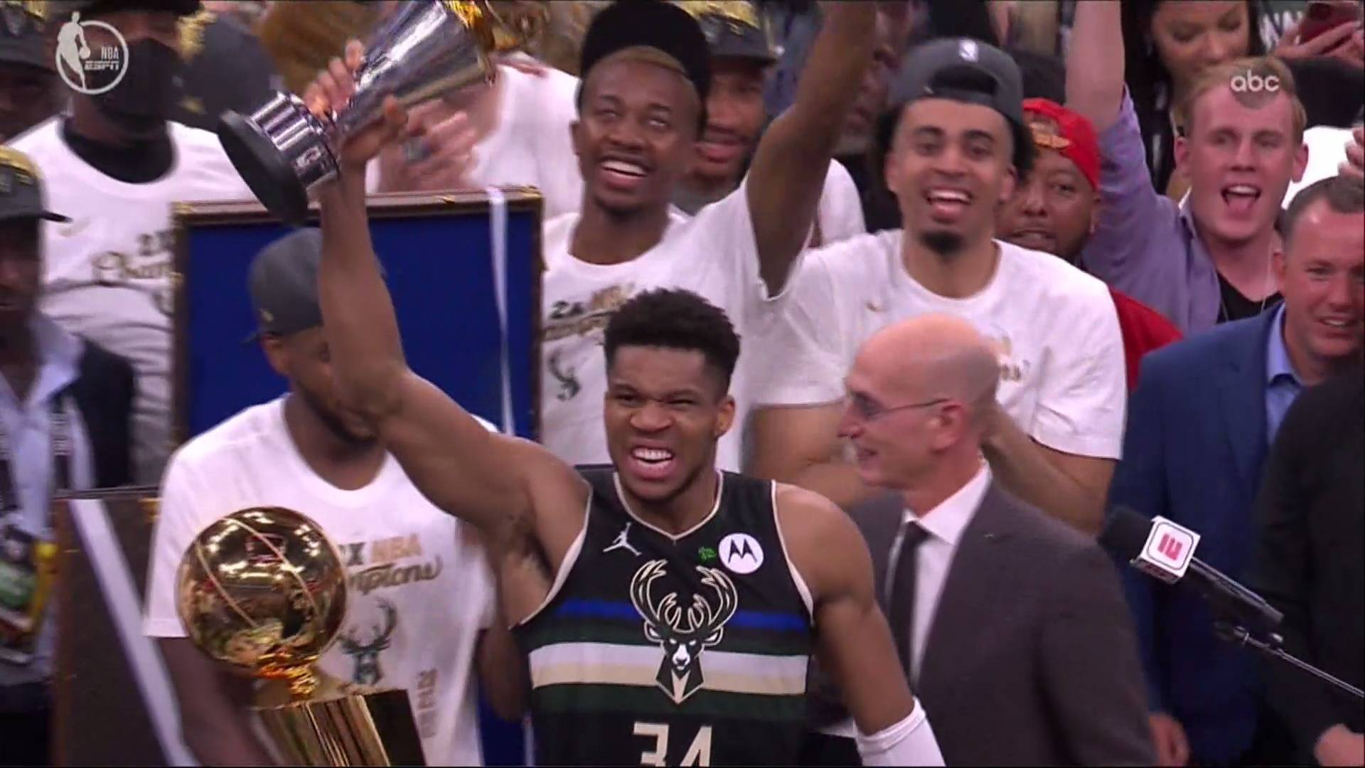 组图:雄鹿夺得总冠军 字母哥高举奖杯兴奋怒吼