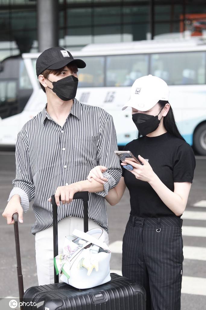 张檬一身黑色装扮现身机场 挽着男友胳膊十分亲密