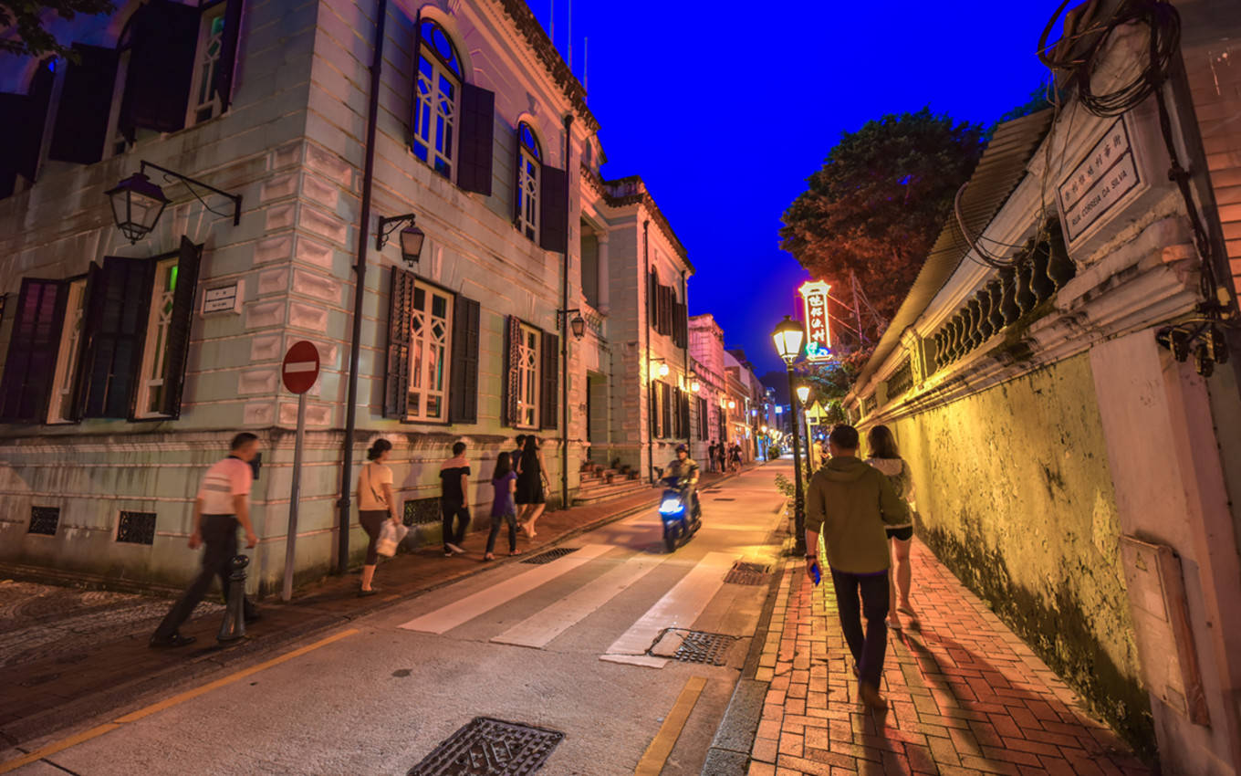欣看天街景致,繁华竞艳,老店蜚新声,馔玉满杯盘