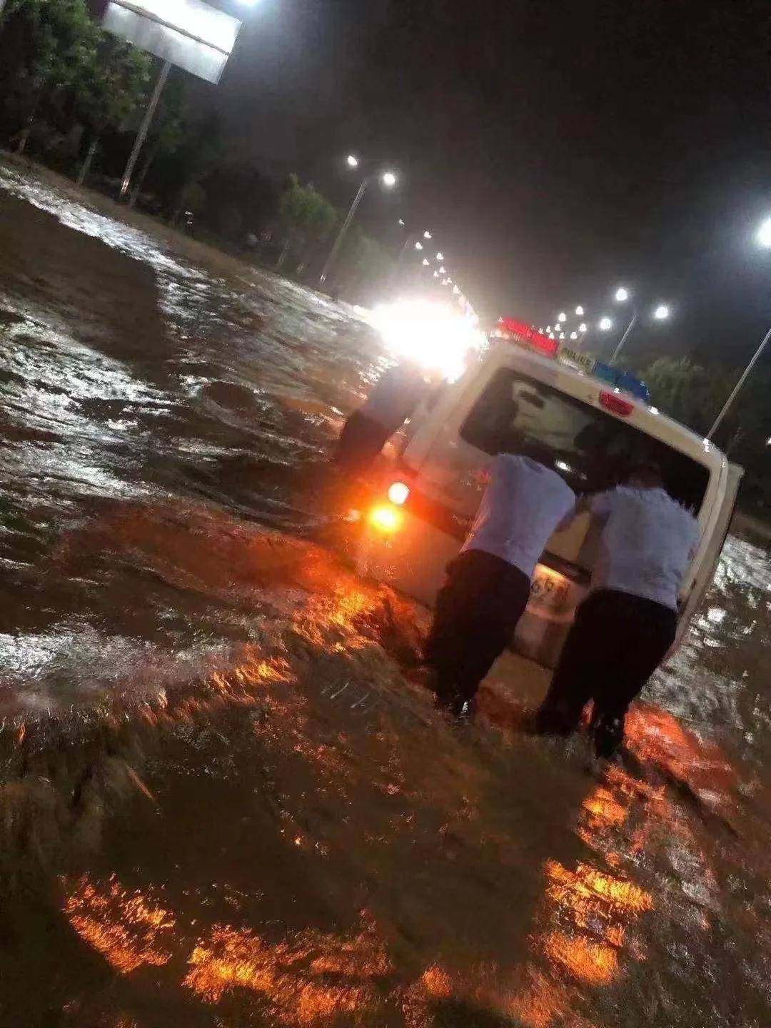 河南淅川县出现暴雨天气