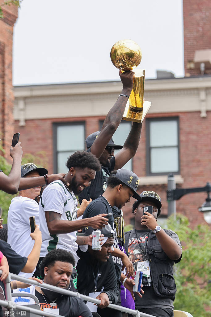 1/ 12 2021年7月23日,2020-21赛季nba总冠军密尔沃基雄鹿举行夺冠庆典