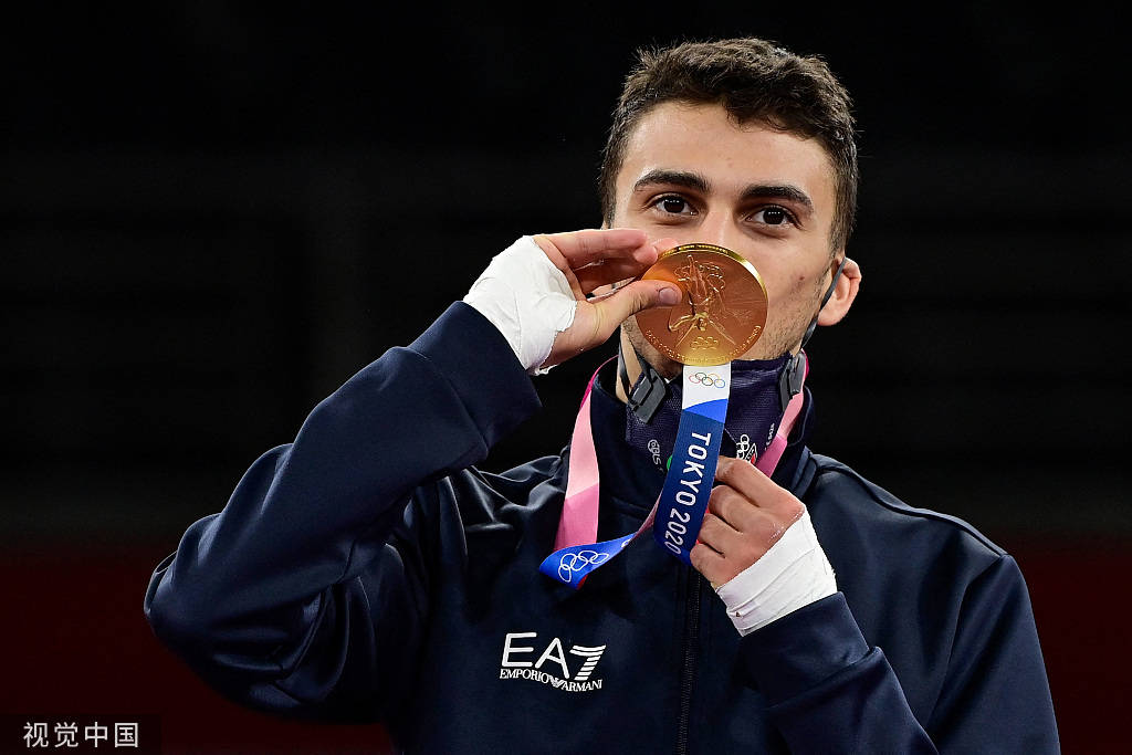 高清图跆拳道男子58公斤级阿奎拉夺冠亲吻奖牌