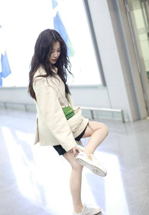 卫衣|虞书欣也太特别了,穿的衣服也挺奇怪的,又可爱又感性!