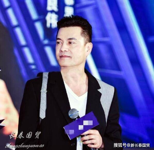 真冻龄!65岁吕良伟近照曝光,容颜未改帅气依旧