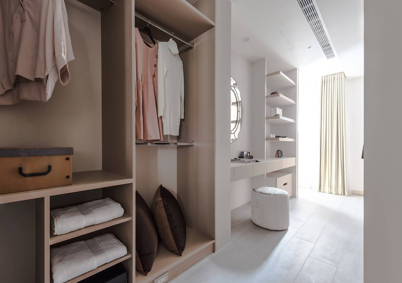 卧室打通衣帽间,双排定制柜形成u型步入式衣帽间,功能收纳分区明确.