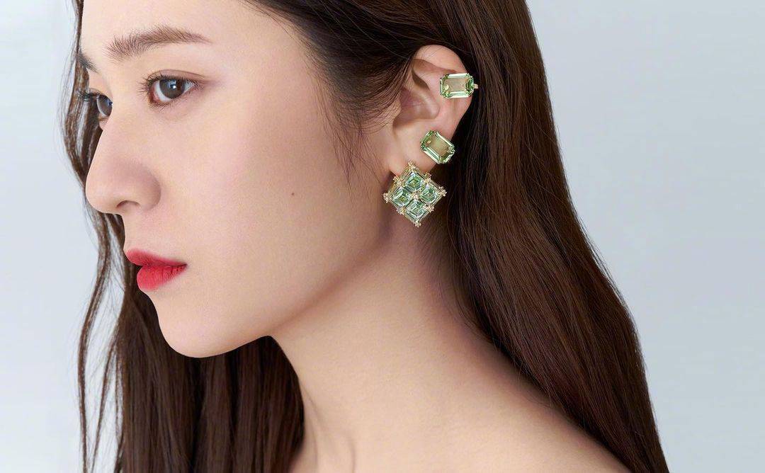 郑秀晶拍绝美大片 满手戴水晶造型华丽光彩照人