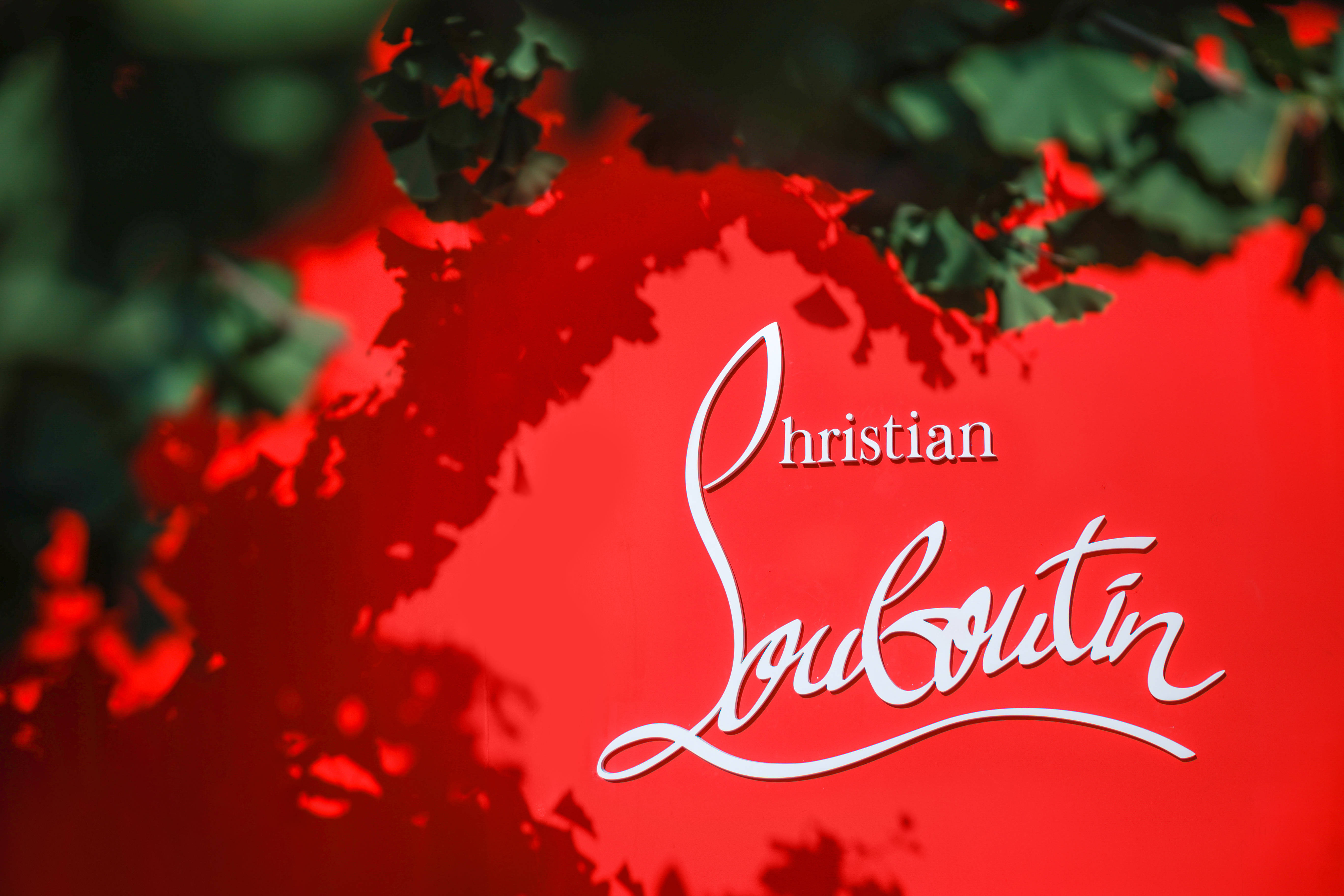 品牌|Christian Louboutin路铂廷携手品牌代言人王俊凯揭幕七夕情人节胶囊系列