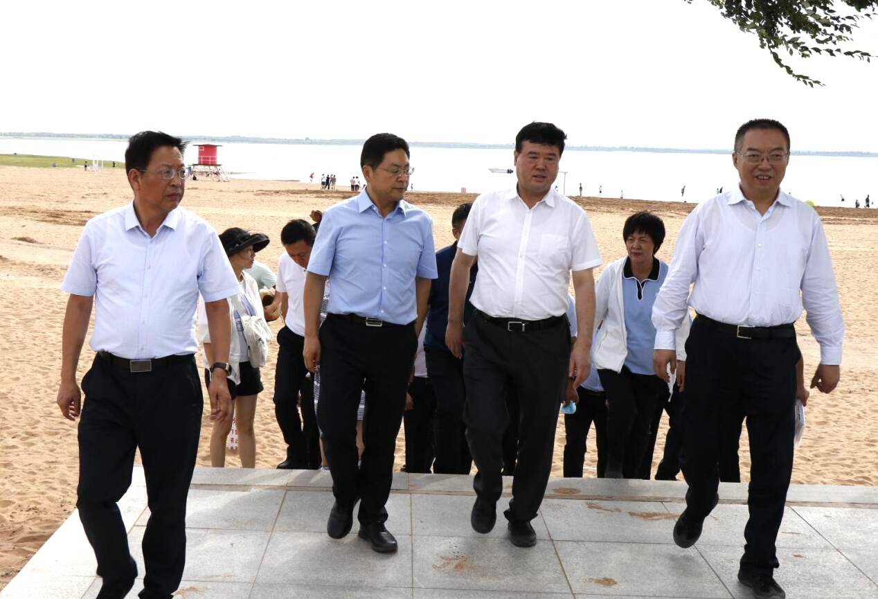 魏建锋在神木调研湿地保护