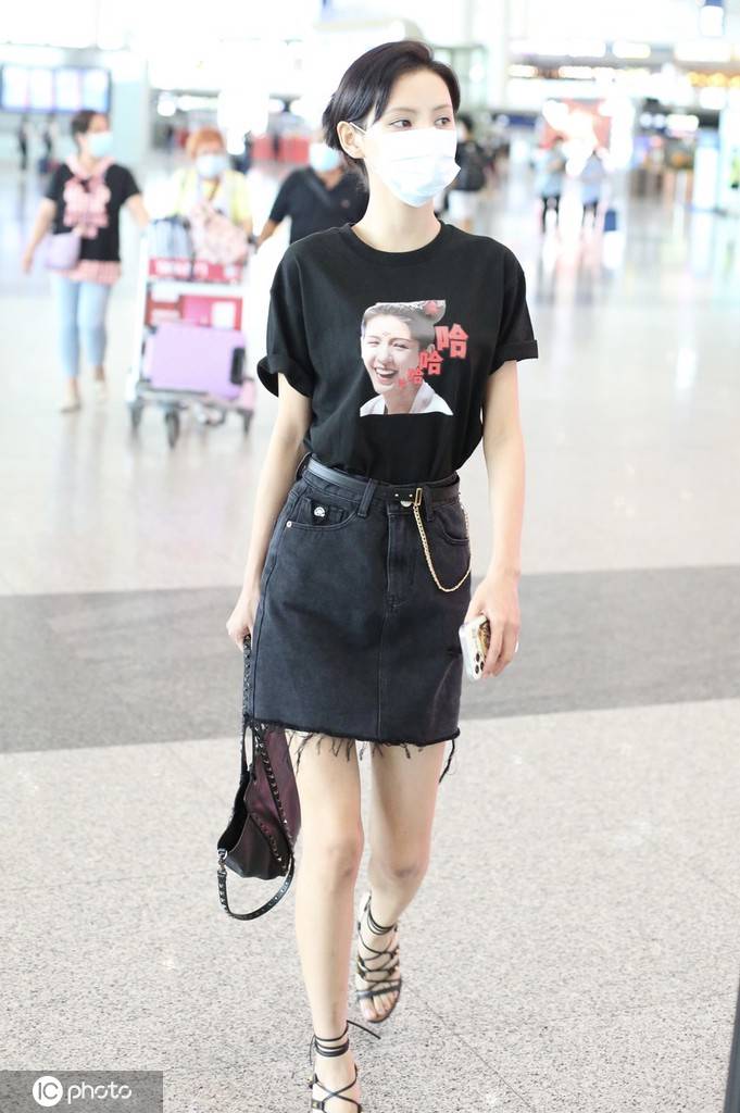 张予曦黑色人像tee加牛仔a字裙 绑带凉鞋高挑性感