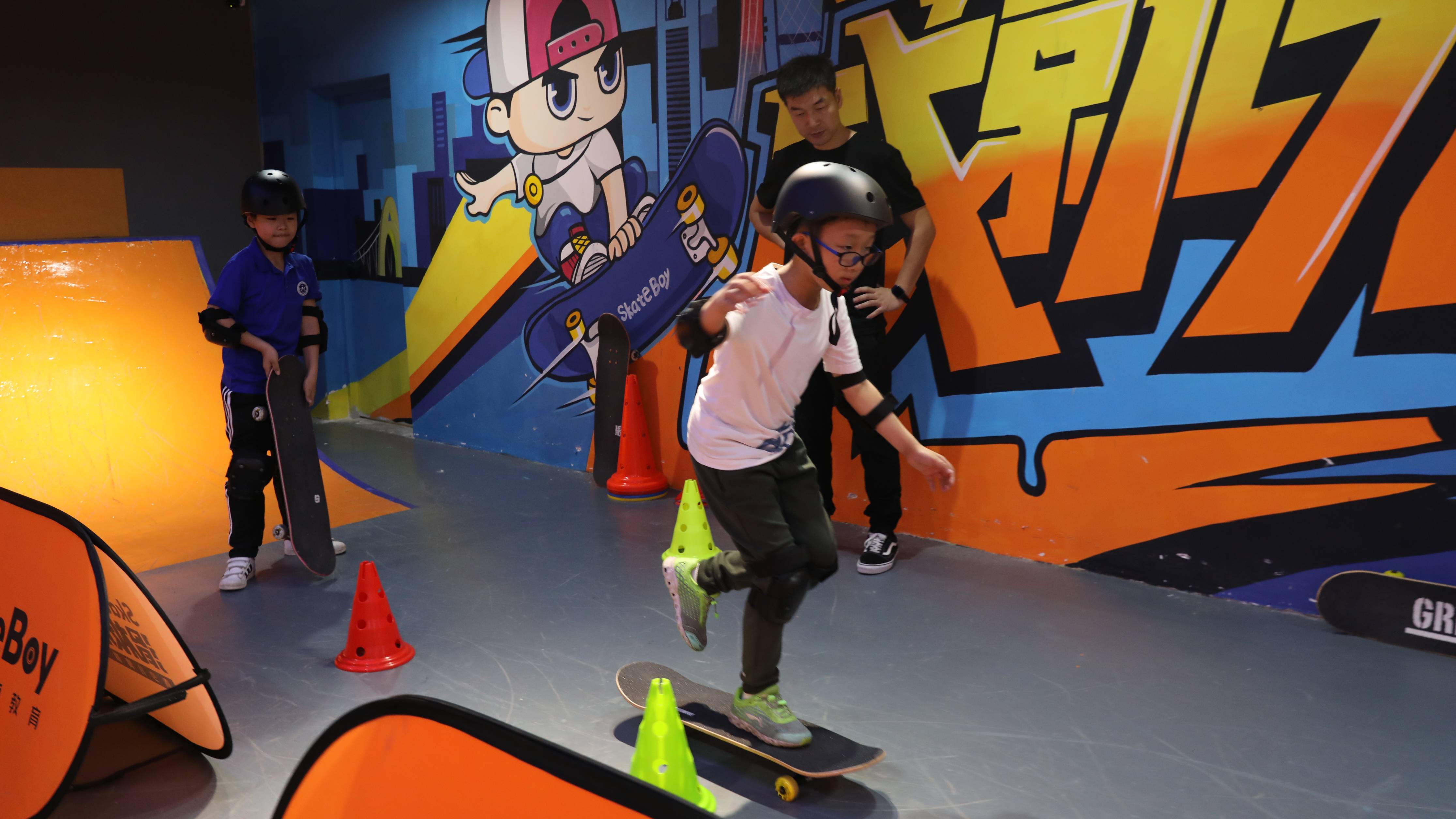 滑板小咖十几岁学滑板还有意义吗滑板适合任何年龄的人玩