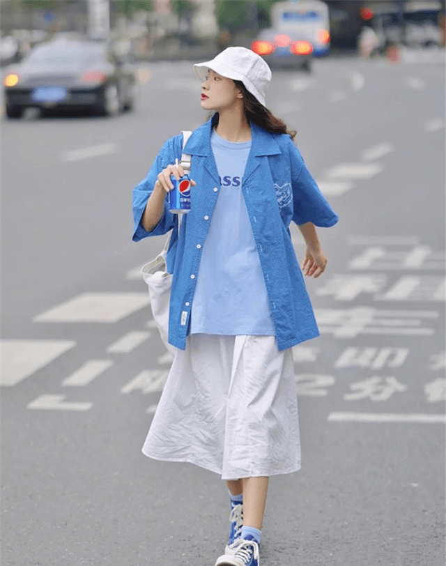 夏天|“袜子+长裙”，遮肉显瘦又时髦，很难撞衫