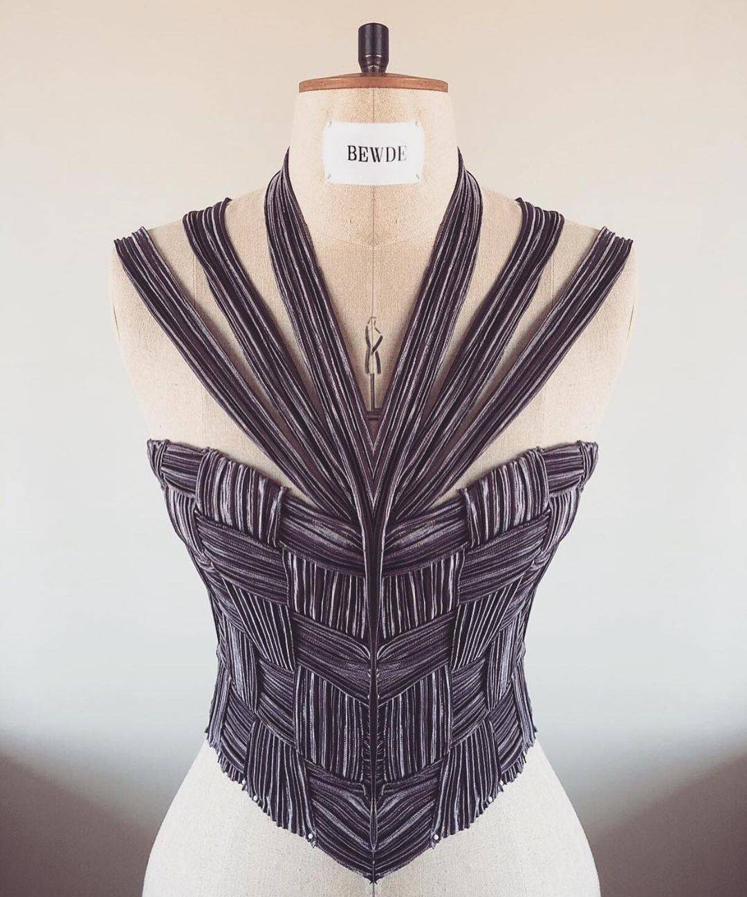 创意设计小人台绝美立裁设计赏析