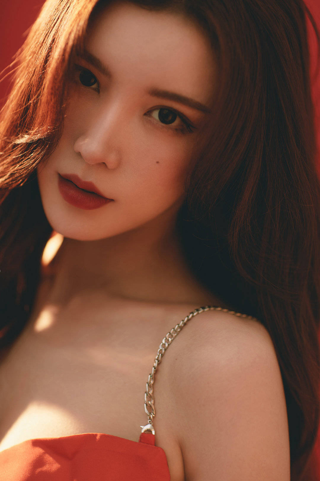 戴燕妮穿红裙勾勒曼妙曲线 波浪长发演绎动人浪漫