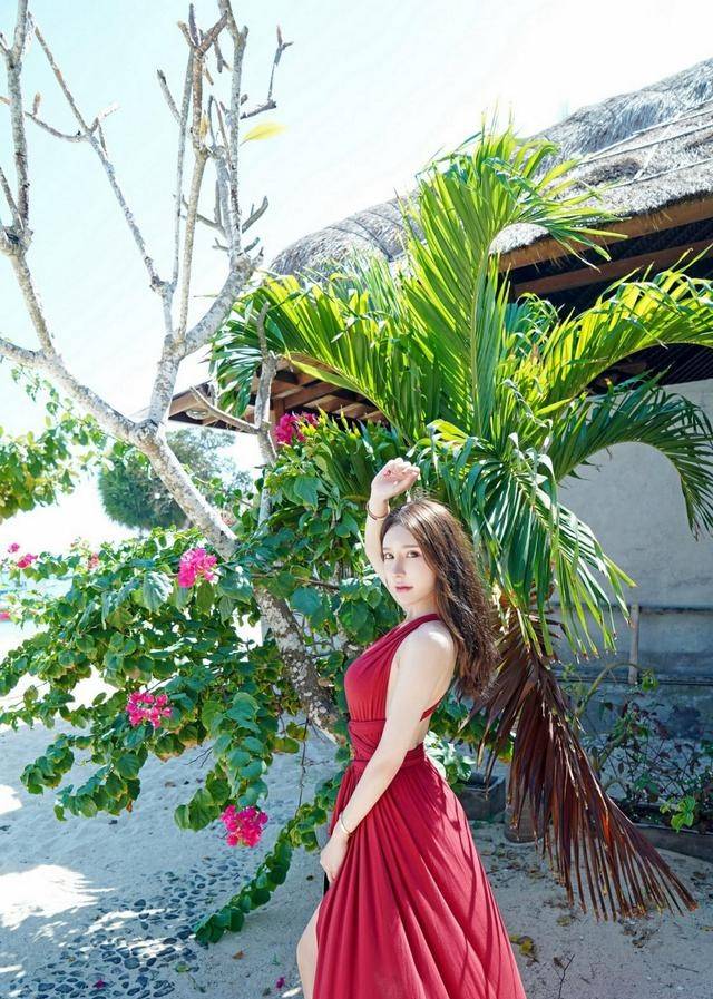 魅力|度假的红色露背连衣裙美女，性感却不妖艳！