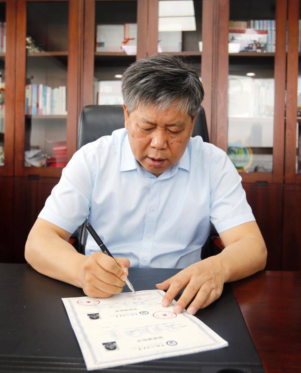 中国石油大学校长郝芳院士签发学校第一批本科录取通知书