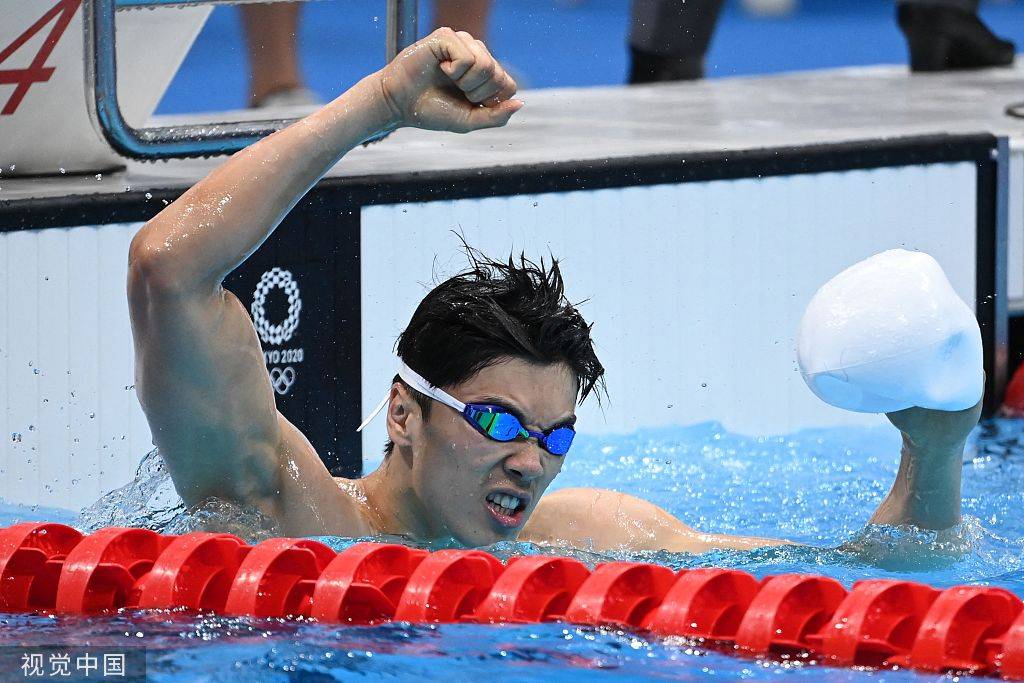 高清图:男子200混颁奖 汪顺展示金牌露腼腆笑容