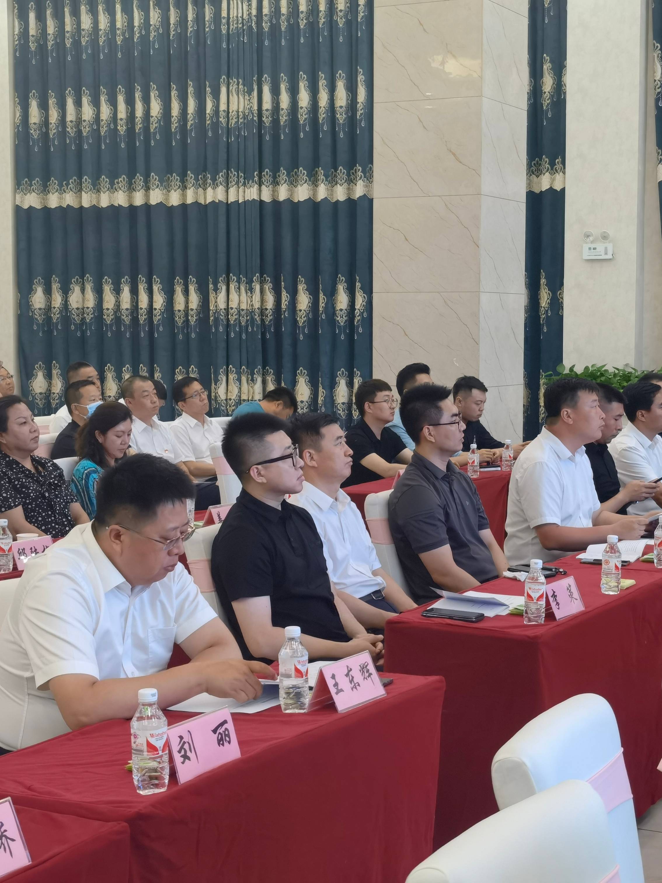 7月26日,碧桂园黑龙江区域总裁李策及企业相关负责人深入虎林市,与