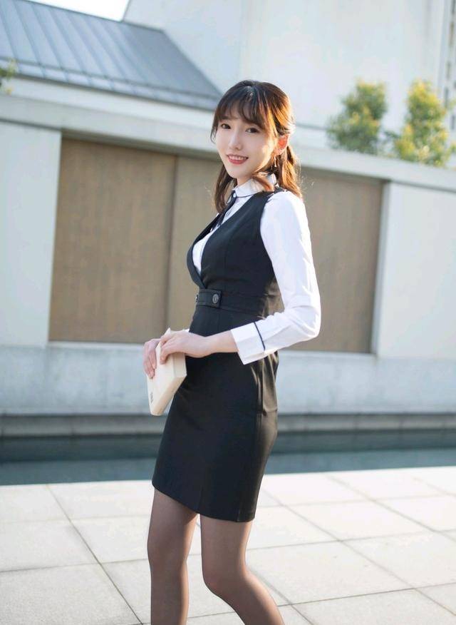 马甲|上班族气质穿搭：靓丽美女白色衬衫搭配黑色马甲裙时尚有气质
