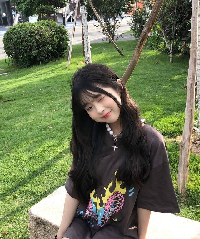 文章|t恤作为夏季的百搭单品怎么少的了呢，这么一穿少女感十足