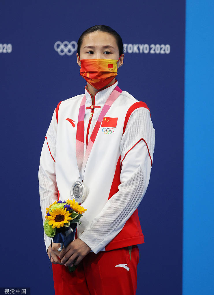 高清图施廷懋王涵出席颁奖礼手举奖牌心情激动