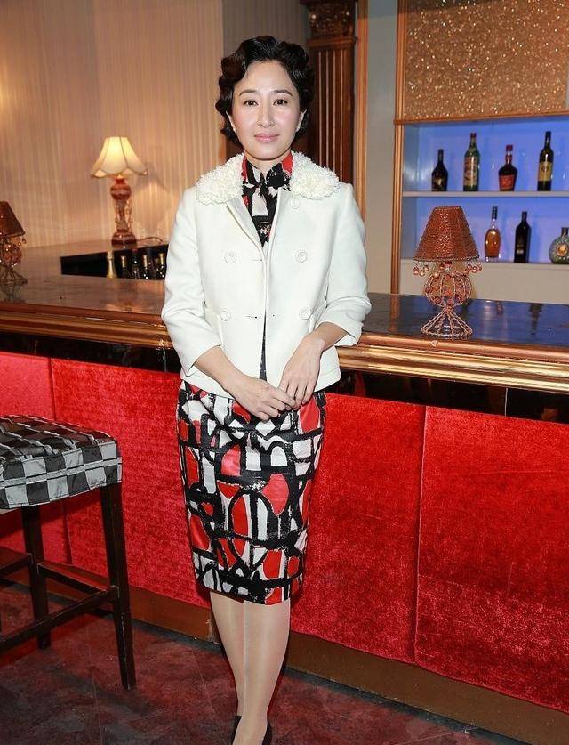 贵妇|张家辉妻子真挺有贵妇感的,穿成富太太样有点显龄,但气质真不错