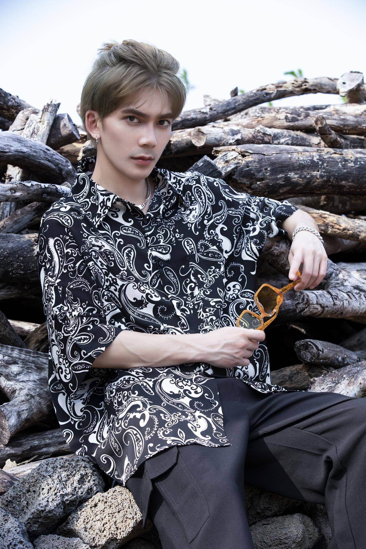 创作歌手韦睿全新夏日单曲《happy day》于7月29零点正式上线,是一首