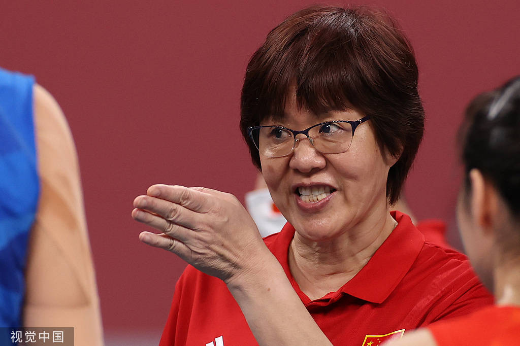 高清图:中国女排vs阿根廷 郎平谢幕战专注指挥