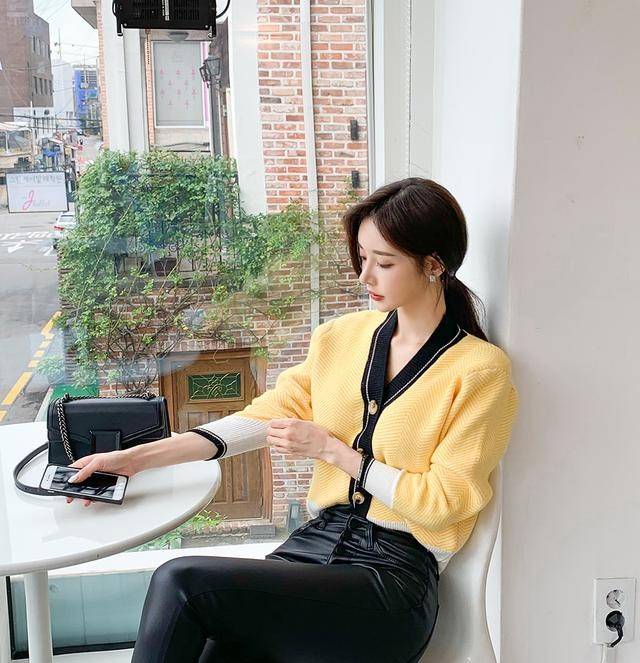 御姐|韩国模特孙允珠韩版淡黄色针织小开衫搭配修身九分小脚皮裤网拍