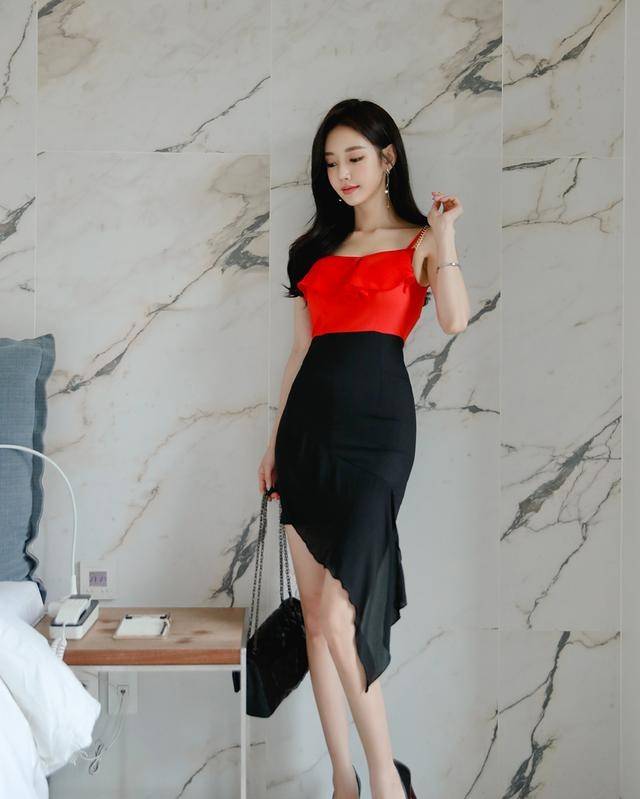 曲线美|韩国模特孙允珠韩版红黑双色修身包臀侧裙摆吊肩连衣裙网拍