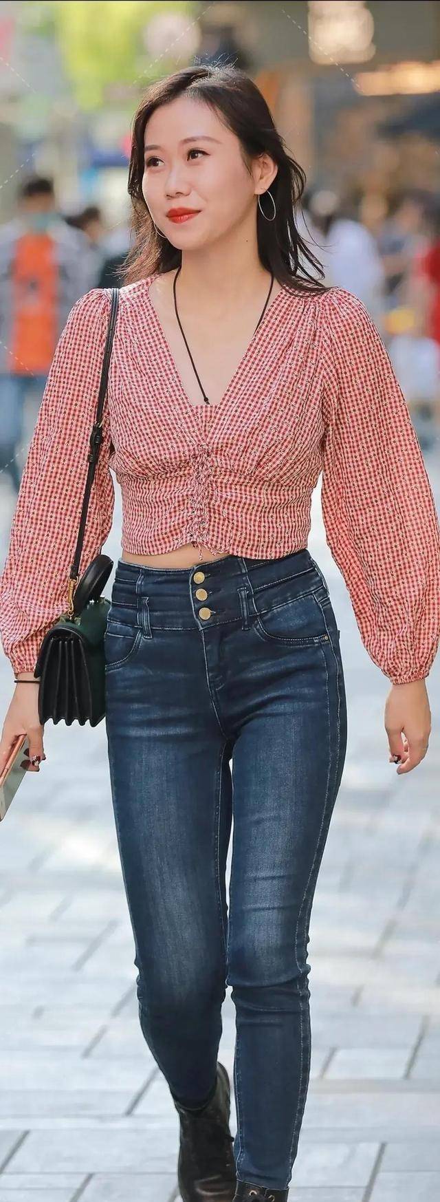 身材|白色荷叶边衬衫和红色格子衬衫，环肥燕瘦各有千秋，好看还有气质