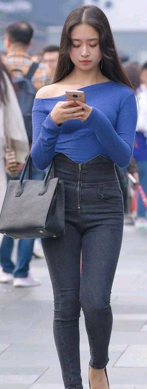 苗条身材|紧身牛仔裤搭配时髦上衣，展示苗条身材，时尚又性感，非常吸睛