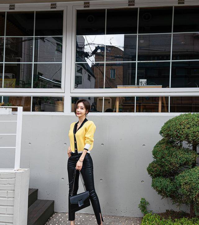 御姐|韩国模特孙允珠韩版淡黄色针织小开衫搭配修身九分小脚皮裤网拍