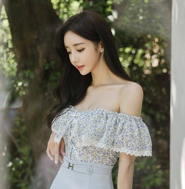 文章|韩国网红模特孙允珠波斯尼亚风夏日碎花修身抹肩上衣网拍