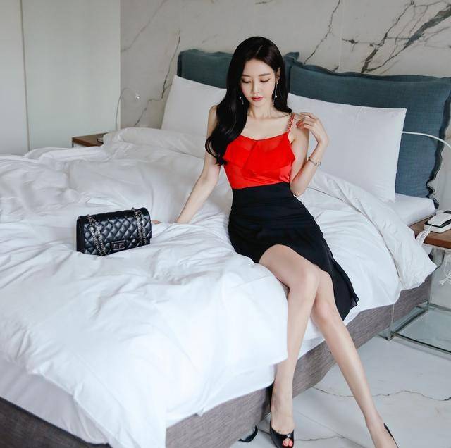 曲线美|韩国模特孙允珠韩版红黑双色修身包臀侧裙摆吊肩连衣裙网拍