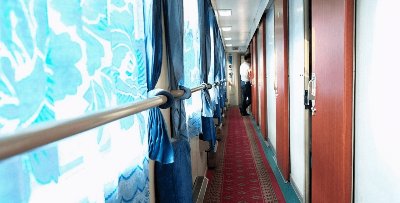 火车在晚上为什么要强行拉窗帘别有用意乘客要注意