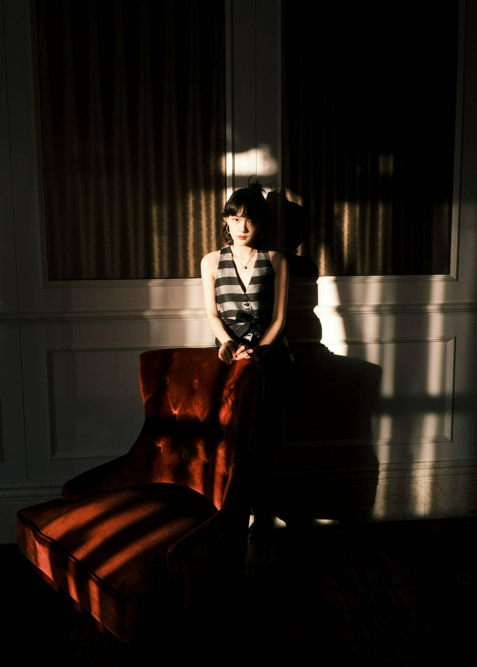 文淇侧颜温柔可爱. 文淇眼神灵动,十分清纯. 文淇秀出小蛮腰.