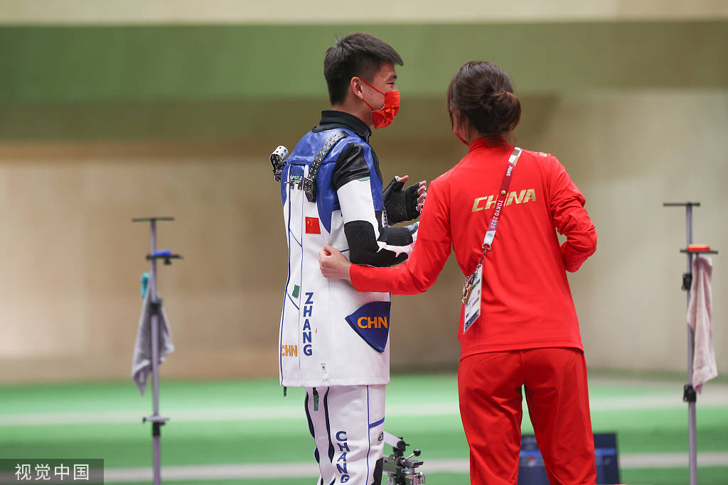 高清图:张常鸿50米步枪三姿摘金 与恩师杜丽拥抱