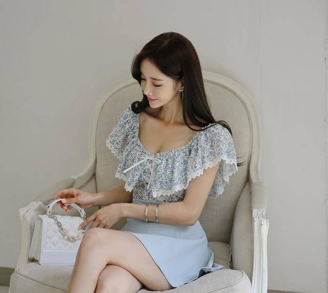文章|韩国网红模特孙允珠波斯尼亚风夏日碎花修身抹肩上衣网拍