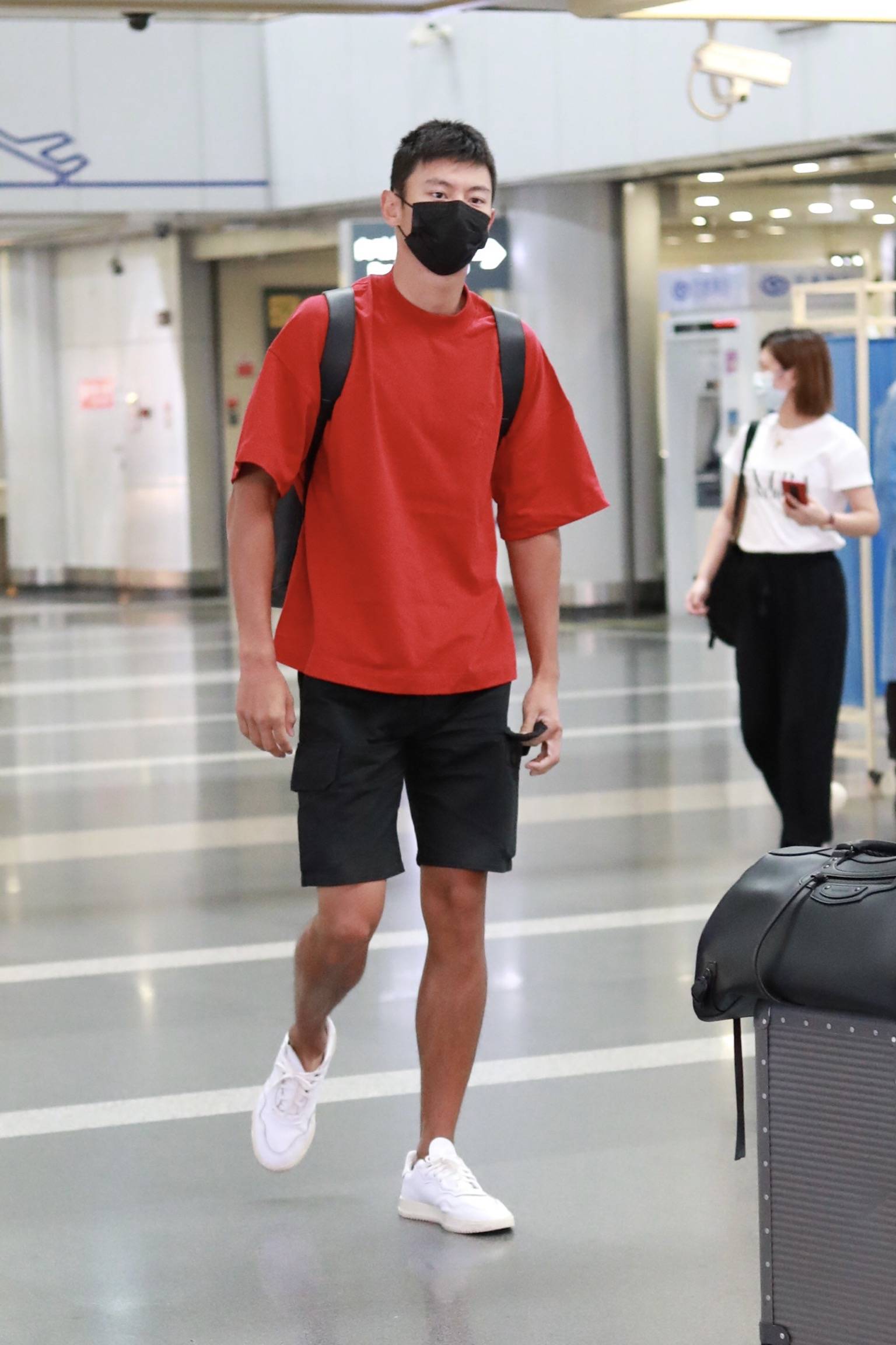 宁泽涛奥运期间穿大红t超man亮相 健康肤色状态佳