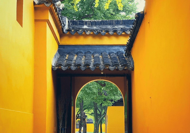 墙的正面写着"戒幢律寺"四个大字,背面则写着"自觉觉他",这两行字都