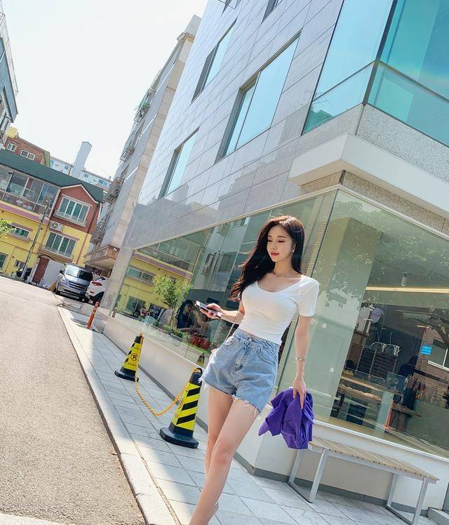 曲线美|韩国模特孙允珠韩版夏日白色大圆领打底T恤配搭牛仔热裤网拍